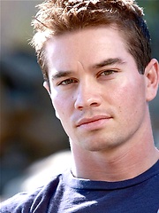 Muscle stud Guinn plays with fleshlight