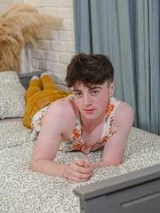 Axel Reeves shows his ass