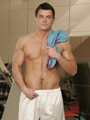 Muscle hunk Rodek Miska strips in. a gym