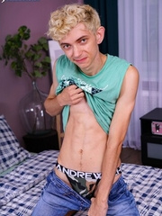 Elio Pjatteryd playing with his uncut dick